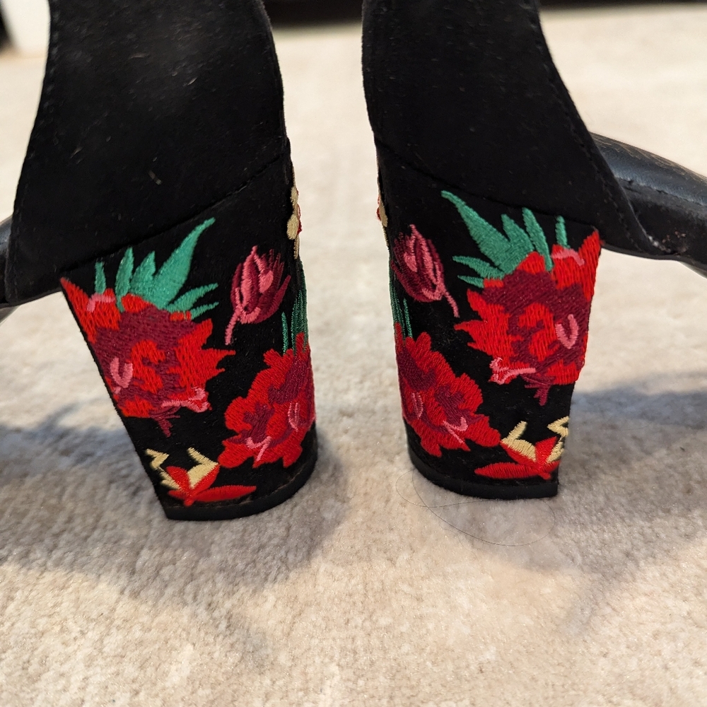 Embroidered heels - Picture 4 of 7